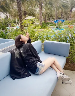 何超莲黑色卫衣短裤美腿性感美照图片
