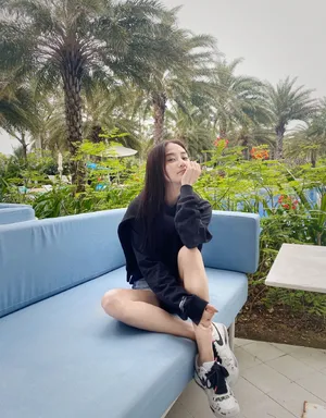 何超莲黑色卫衣短裤美腿性感美照图片