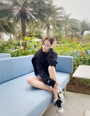 何超莲黑色卫衣短裤美腿性感美照图片_2