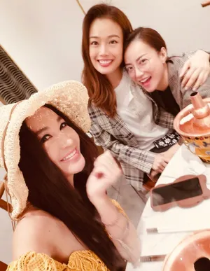 温碧霞与霍汶希容祖儿出游友情满满自拍美照图片_6