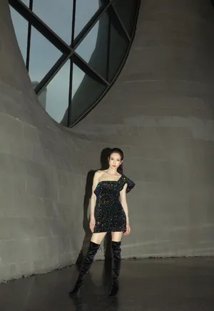 李若彤亮片短裙高马尾气质佳模特感十足美照图片