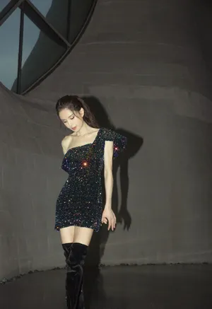 李若彤亮片短裙高马尾气质佳模特感十足美照图片