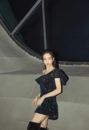 李若彤亮片短裙高马尾气质佳模特感十足美照图片_4