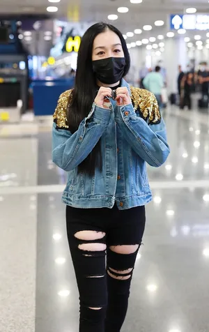 钟丽缇豪放牛仔套装秀身材机场照图片