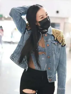 钟丽缇豪放牛仔套装秀身材机场照图片