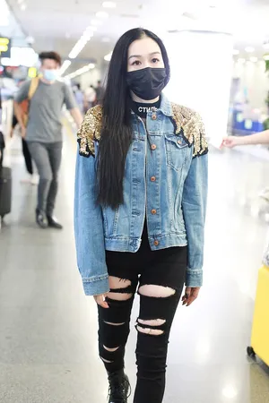 钟丽缇豪放牛仔套装秀身材机场照图片_4