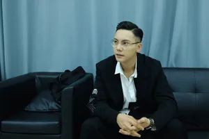 陈伟霆暗黑刺绣大衣写真图片