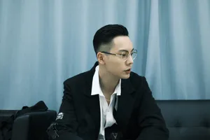 陈伟霆暗黑刺绣大衣写真图片_2