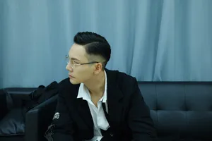 陈伟霆暗黑刺绣大衣写真图片_3