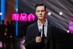 陈伟霆暗黑刺绣大衣写真图片_10