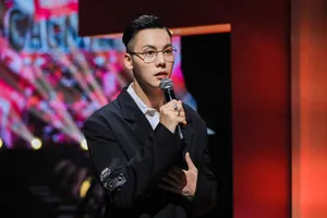 陈伟霆暗黑刺绣大衣写真图片_11