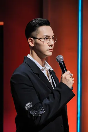 陈伟霆暗黑刺绣大衣写真图片_12