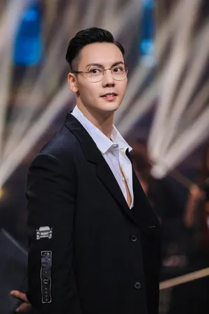 陈伟霆暗黑刺绣大衣写真图片_13