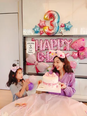 郑希怡携家人甜蜜合照粉嫩似少女美照图片