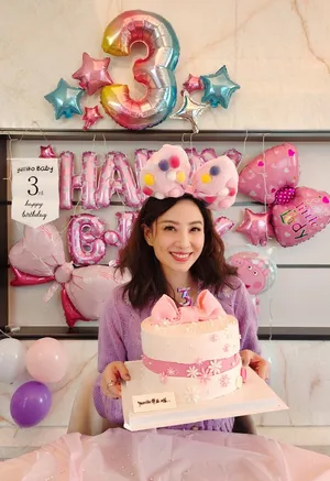 郑希怡携家人甜蜜合照粉嫩似少女美照图片_2