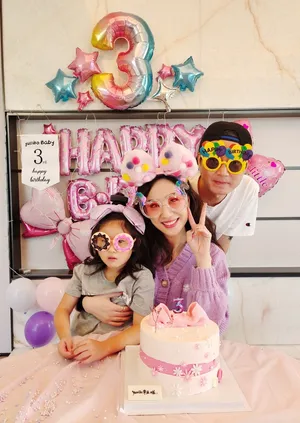 郑希怡携家人甜蜜合照粉嫩似少女美照图片_3