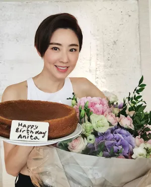 袁咏仪甜蜜三口温馨牵手恩爱满满美照图片_2