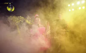 钟丽缇粉色纱裙脏辫青春感十足美照图片_2