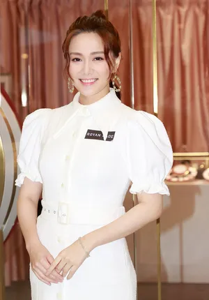 汤洛雯公主裙比心甜美迷人美照图片_2