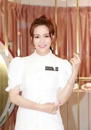 汤洛雯公主裙比心甜美迷人美照图片_3