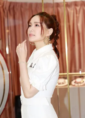 汤洛雯公主裙比心甜美迷人美照图片_5