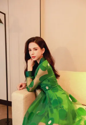 李若彤绿色波点长裙写真图片_5