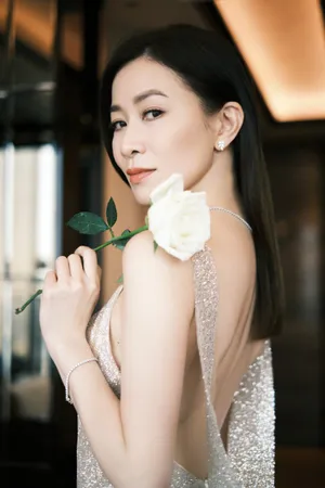 佘诗曼露背银河裙性感写真图片_4