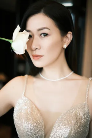 佘诗曼露背银河裙性感写真图片_5