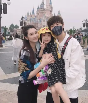 洪欣印花衬衫裙高马尾魅力美照图片