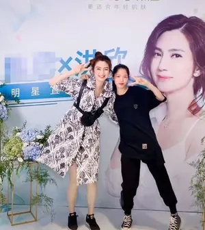 洪欣印花衬衫裙高马尾魅力美照图片_3