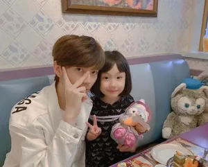 洪欣印花衬衫裙高马尾魅力美照图片_5