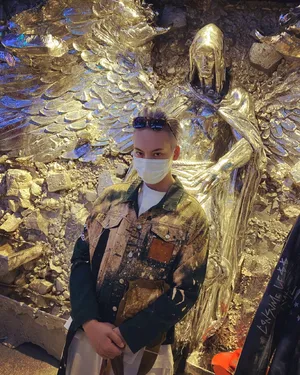 陈伟霆灰紫色头发狂野风温柔撸猫帅照图片_3