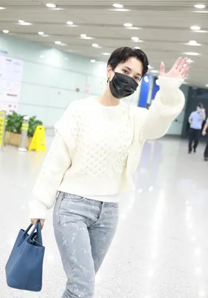 卢靖珊短发大耳环又美又飒机场照图片_3