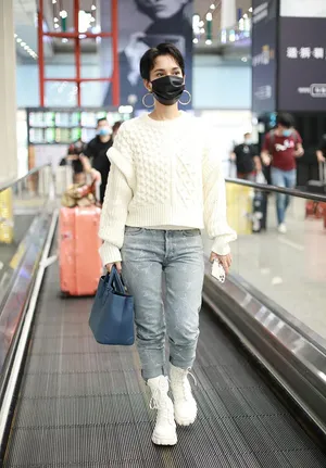 卢靖珊短发大耳环又美又飒机场照图片_5
