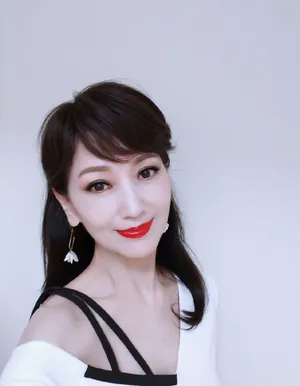 赵雅芝蓝色珍珠轻纱礼服仙气温婉美照图片