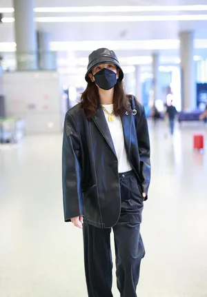 郑希怡全黑穿搭又美又飒机场照图片_3