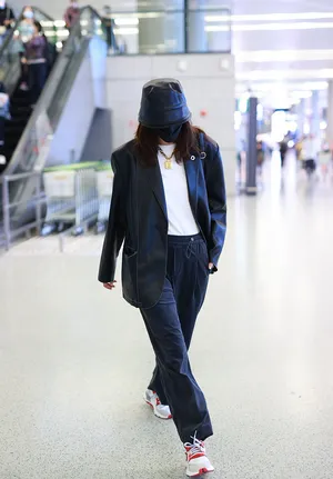 郑希怡全黑穿搭又美又飒机场照图片_4