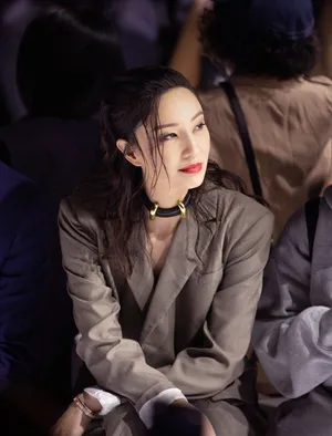 郑希怡项圈湿发酷美写真图片