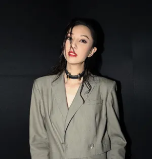 郑希怡项圈湿发酷美写真图片_3