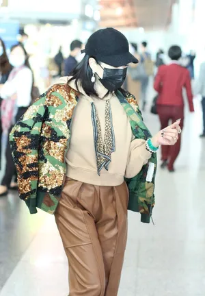 钟丽缇夹克皮裤复古摩登机场照图片_1