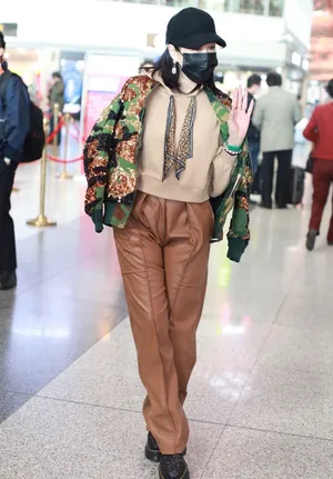 钟丽缇夹克皮裤复古摩登机场照图片_3