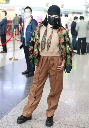 钟丽缇夹克皮裤复古摩登机场照图片_4