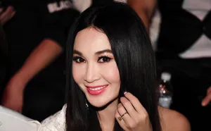 温碧霞西装性感香肩活动照图片_2