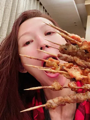 蔡少芬沉迷烤串毫无包袱自拍图片_2