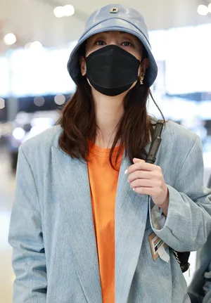 郑希怡西服时尚亮眼机场照图片_3