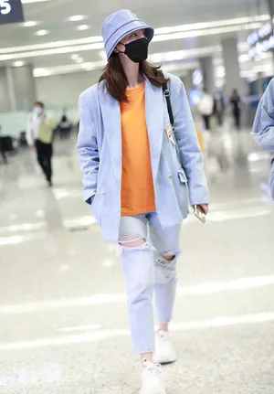 郑希怡西服时尚亮眼机场照图片_4