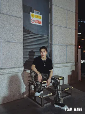 王嘉尔露额头街拍照图片_4