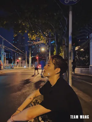王嘉尔露额头街拍照图片_5