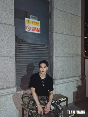 王嘉尔露额头街拍照图片_6