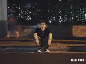 王嘉尔露额头街拍照图片_7